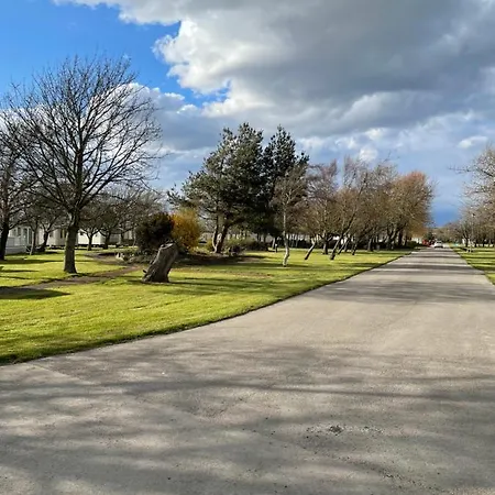 Beautiful 3-bed Caravan Situated On Lakeland Haven Holiday home