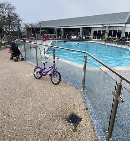 Holiday home Caravan - Sleeps Up To 8 & Free Parking *