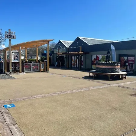 Caravan - Sleeps Up To 8 & Free Parking *